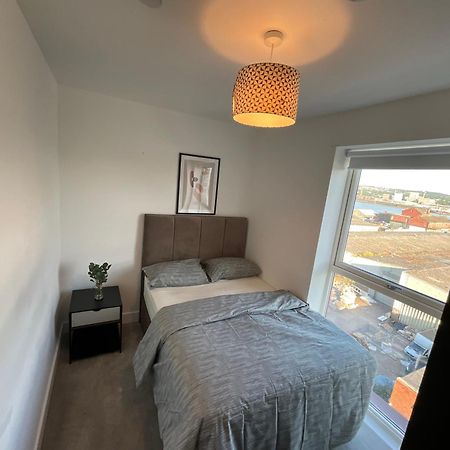 Deluxe Double Bed In Shared Apt Near Canary Wharf, City Airport & O2 Arena With Thames View Лондон Екстериор снимка