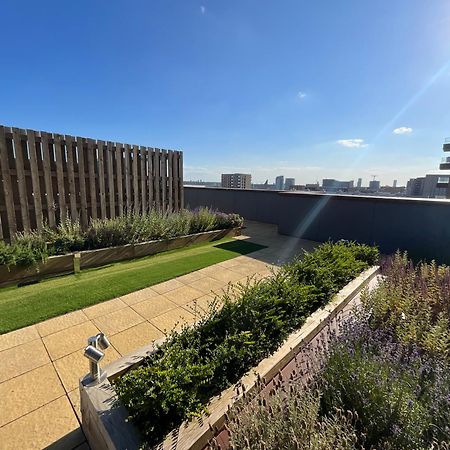 Deluxe Double Bed In Shared Apt Near Canary Wharf, City Airport & O2 Arena With Thames View Лондон Екстериор снимка