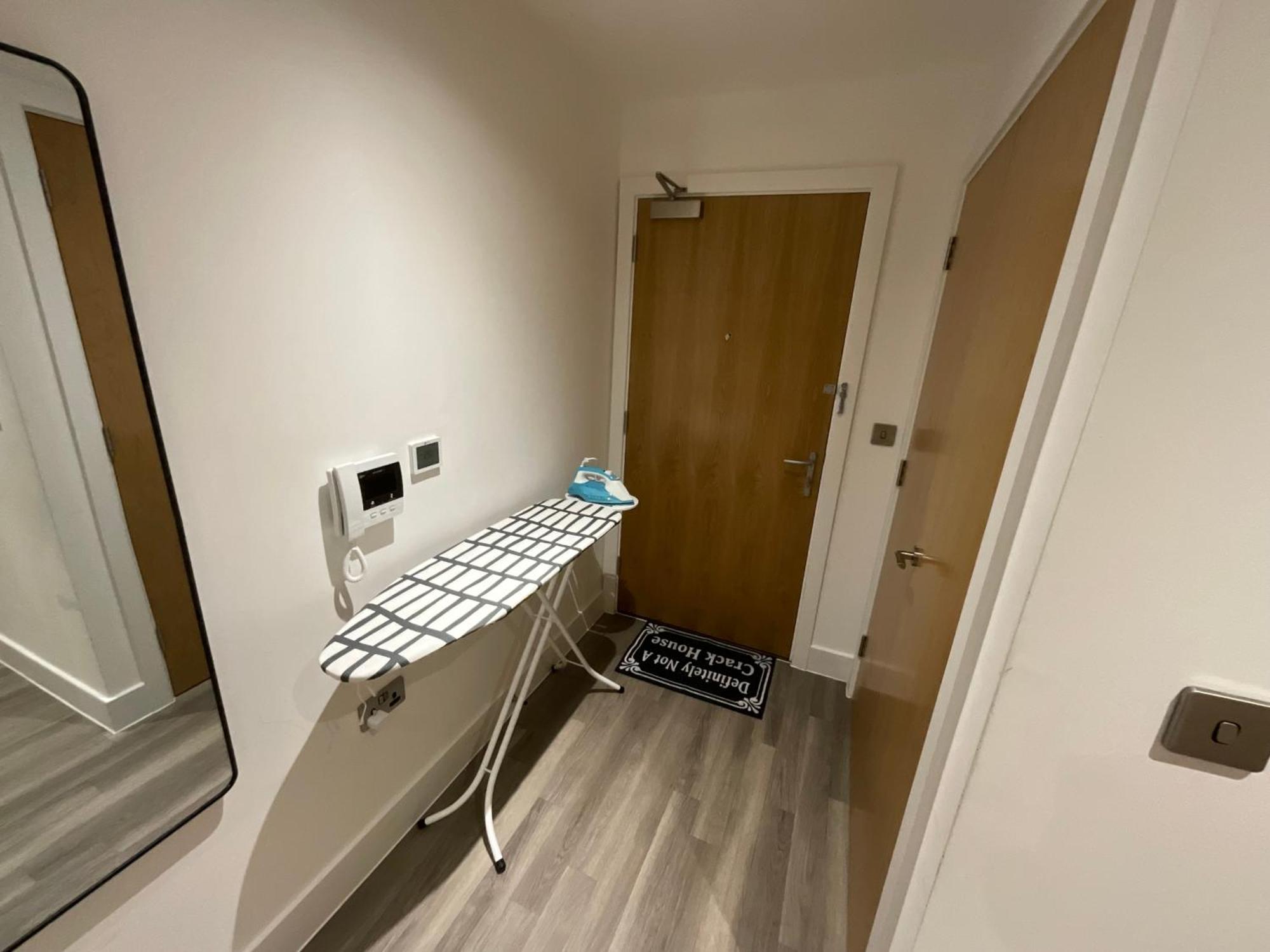 Deluxe Double Bed In Shared Apt Near Canary Wharf, City Airport & O2 Arena With Thames View Лондон Екстериор снимка