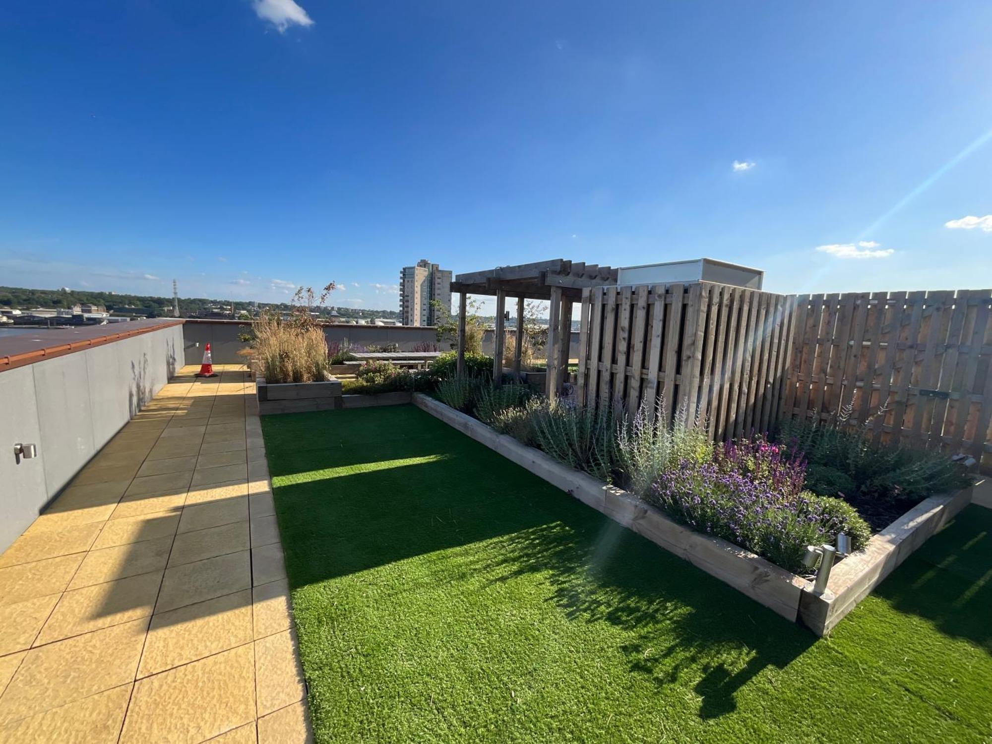 Deluxe Double Bed In Shared Apt Near Canary Wharf, City Airport & O2 Arena With Thames View Лондон Екстериор снимка