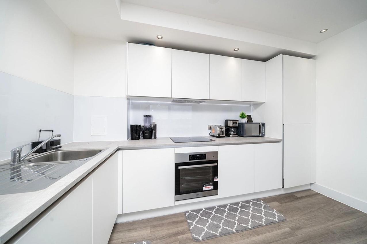 Deluxe Double Bed In Shared Apt Near Canary Wharf, City Airport & O2 Arena With Thames View Лондон Екстериор снимка