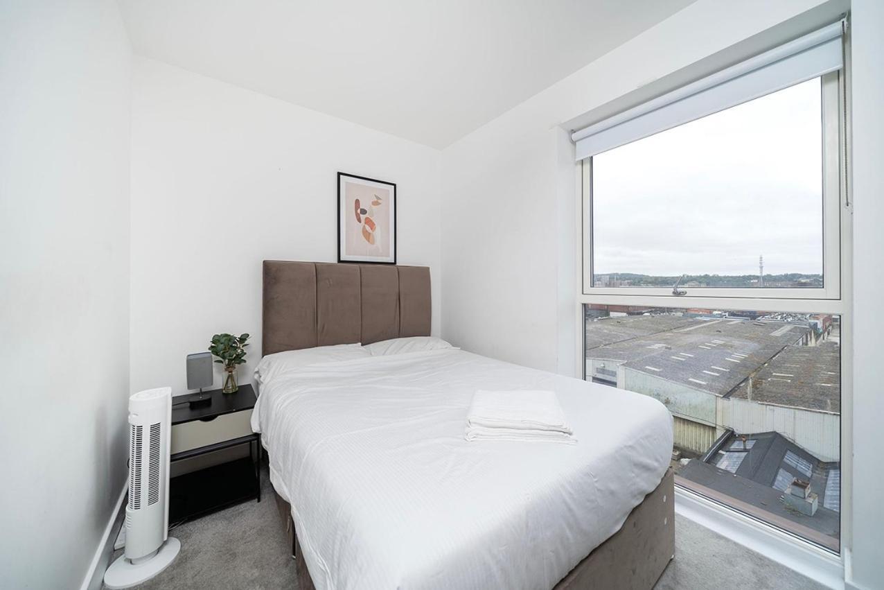 Deluxe Double Bed In Shared Apt Near Canary Wharf, City Airport & O2 Arena With Thames View Лондон Екстериор снимка