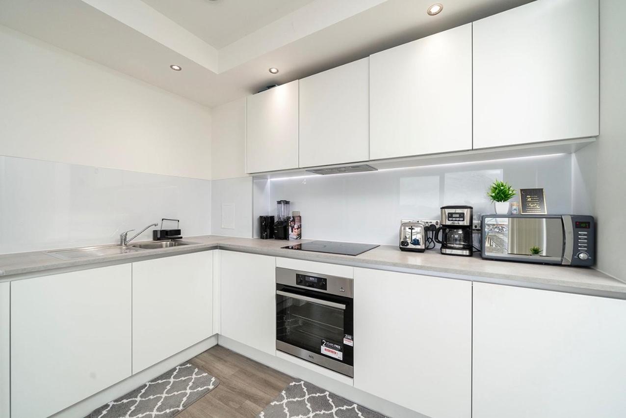Deluxe Double Bed In Shared Apt Near Canary Wharf, City Airport & O2 Arena With Thames View Лондон Екстериор снимка