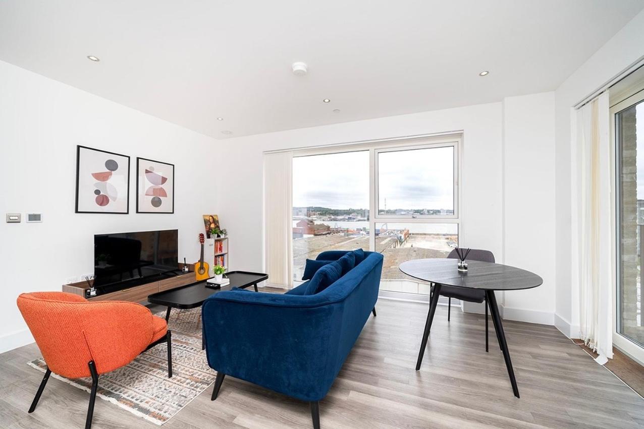 Deluxe Double Bed In Shared Apt Near Canary Wharf, City Airport & O2 Arena With Thames View Лондон Екстериор снимка