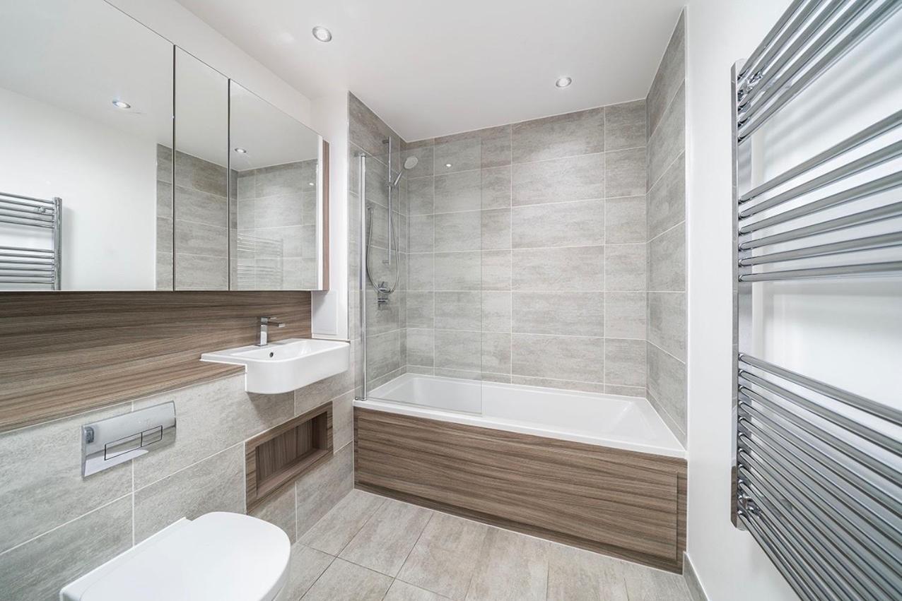 Deluxe Double Bed In Shared Apt Near Canary Wharf, City Airport & O2 Arena With Thames View Лондон Екстериор снимка