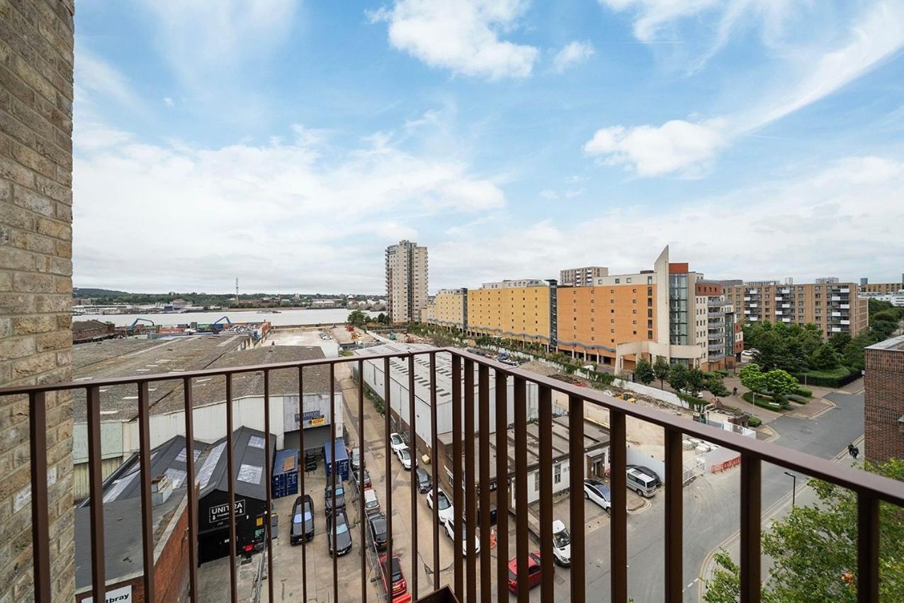 Deluxe Double Bed In Shared Apt Near Canary Wharf, City Airport & O2 Arena With Thames View Лондон Екстериор снимка