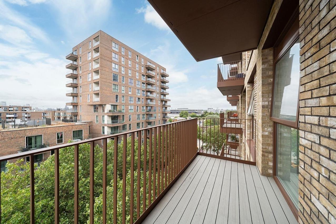 Deluxe Double Bed In Shared Apt Near Canary Wharf, City Airport & O2 Arena With Thames View Лондон Екстериор снимка