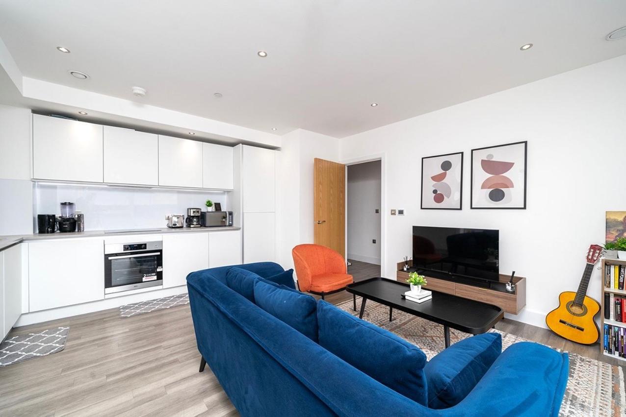 Deluxe Double Bed In Shared Apt Near Canary Wharf, City Airport & O2 Arena With Thames View Лондон Екстериор снимка