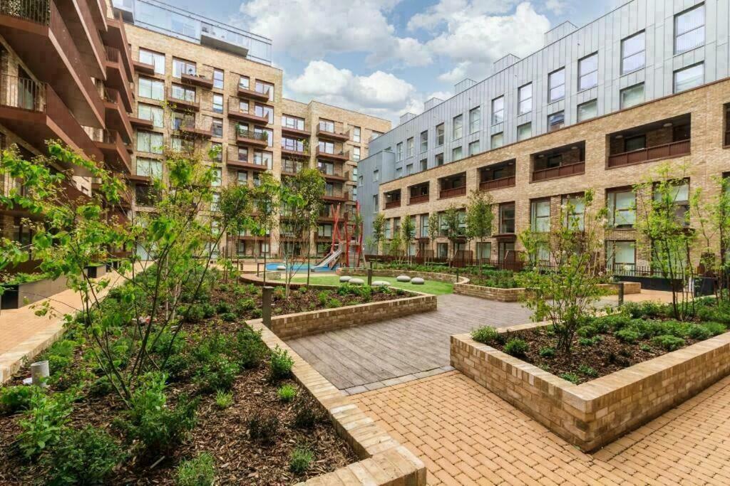 Deluxe Double Bed In Shared Apt Near Canary Wharf, City Airport & O2 Arena With Thames View Лондон Екстериор снимка
