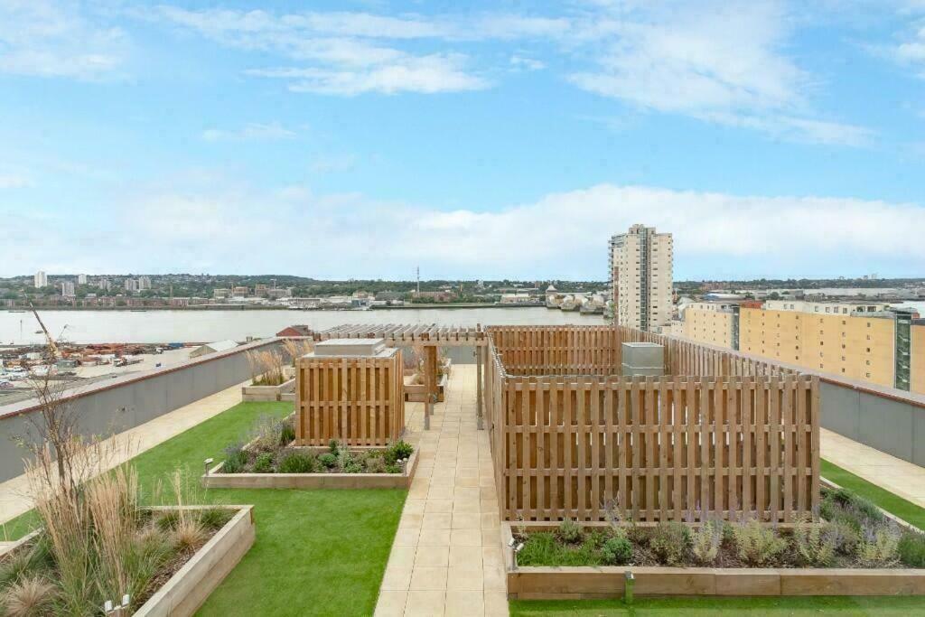 Deluxe Double Bed In Shared Apt Near Canary Wharf, City Airport & O2 Arena With Thames View Лондон Екстериор снимка