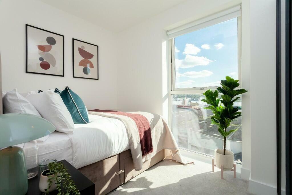 Deluxe Double Bed In Shared Apt Near Canary Wharf, City Airport & O2 Arena With Thames View Лондон Екстериор снимка