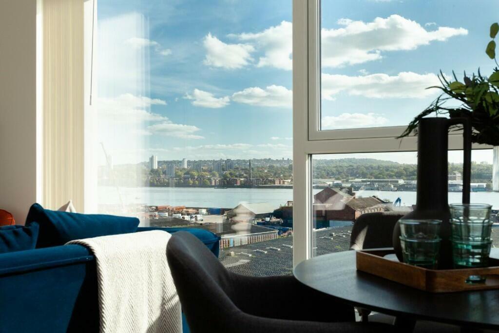 Deluxe Double Bed In Shared Apt Near Canary Wharf, City Airport & O2 Arena With Thames View Лондон Екстериор снимка