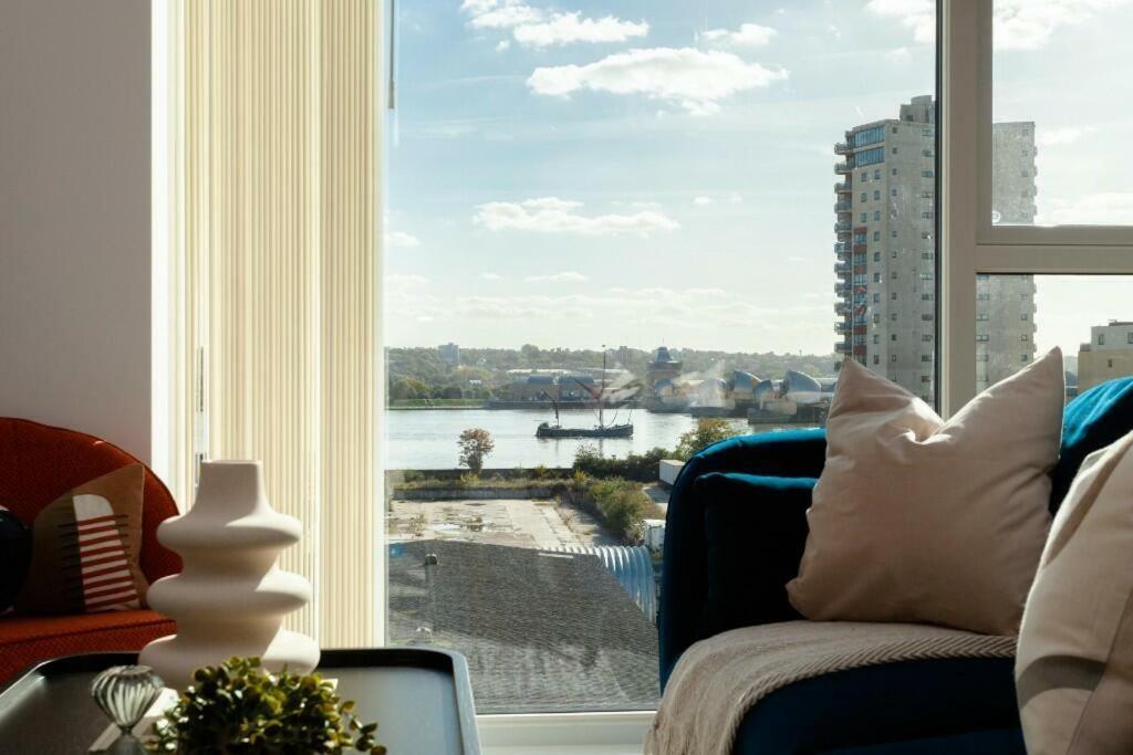 Deluxe Double Bed In Shared Apt Near Canary Wharf, City Airport & O2 Arena With Thames View Лондон Екстериор снимка