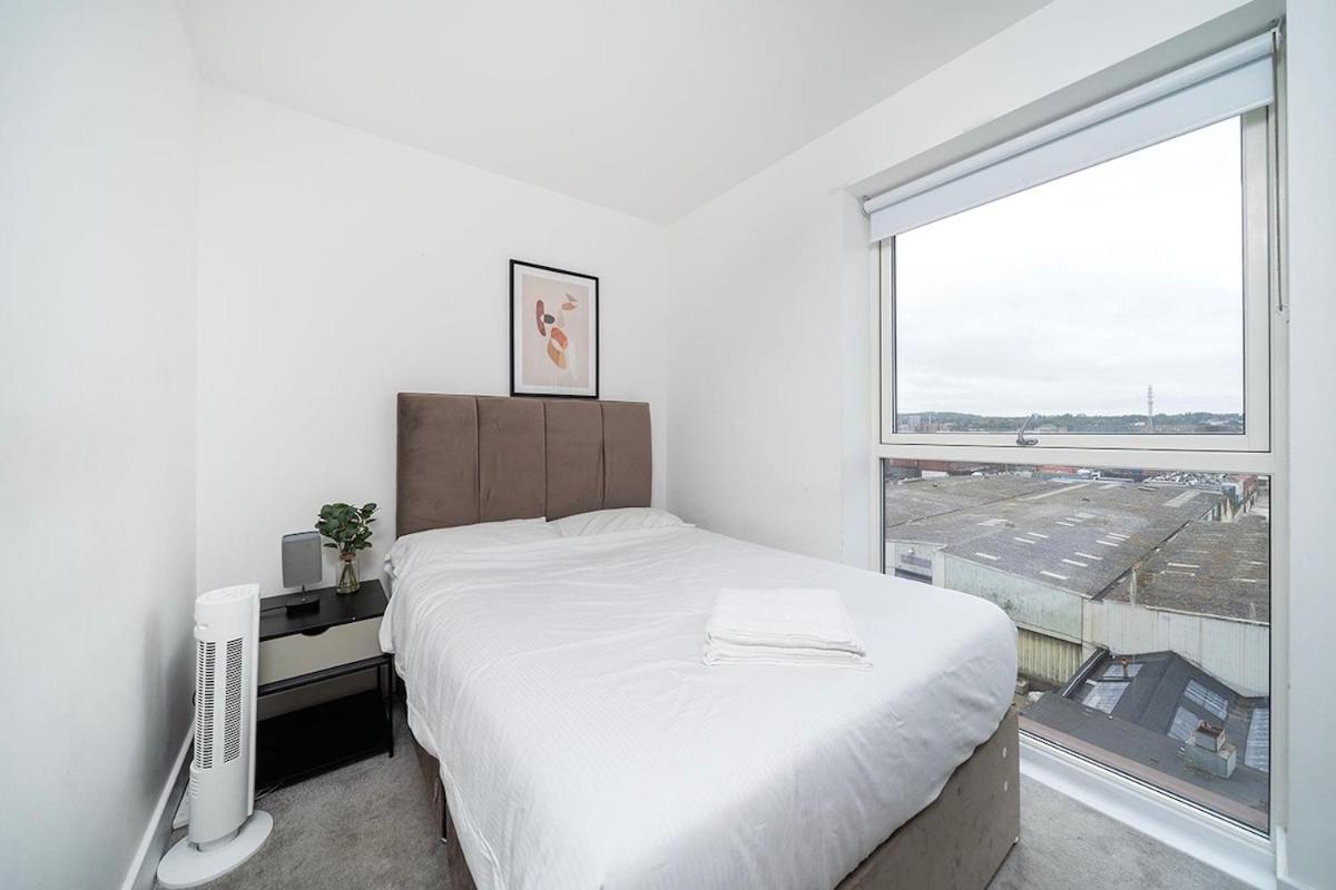 Deluxe Double Bed In Shared Apt Near Canary Wharf, City Airport & O2 Arena With Thames View Лондон Екстериор снимка