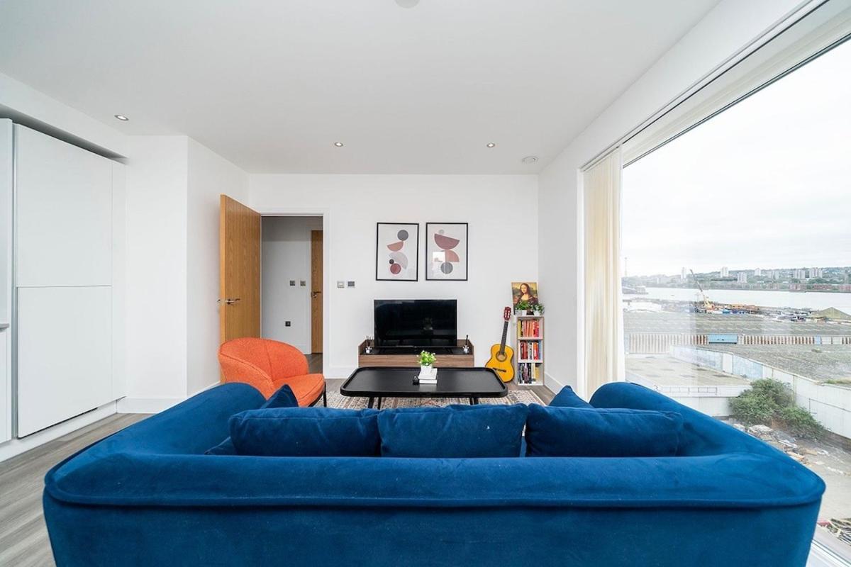 Deluxe Double Bed In Shared Apt Near Canary Wharf, City Airport & O2 Arena With Thames View Лондон Екстериор снимка