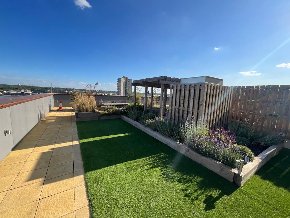 Deluxe Double Bed In Shared Apt Near Canary Wharf, City Airport & O2 Arena With Thames View Лондон Екстериор снимка