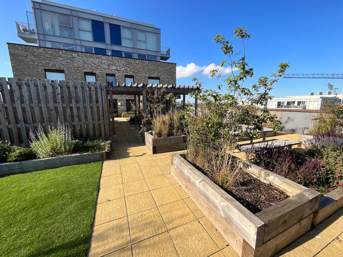 Deluxe Double Bed In Shared Apt Near Canary Wharf, City Airport & O2 Arena With Thames View Лондон Екстериор снимка