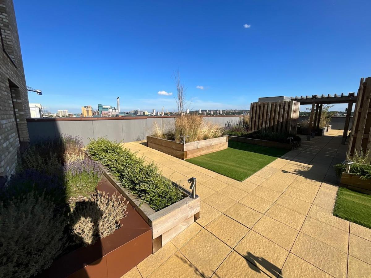 Deluxe Double Bed In Shared Apt Near Canary Wharf, City Airport & O2 Arena With Thames View Лондон Екстериор снимка